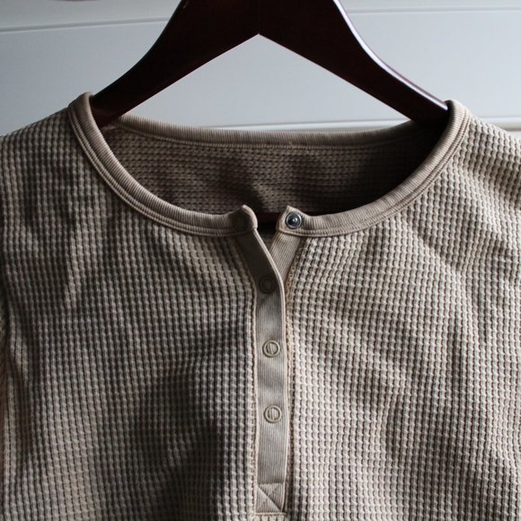 Aerie OFFLINE Main Squeeze Seamless Waffle Cropped Henley T-Shirt - Picture 4 of 5